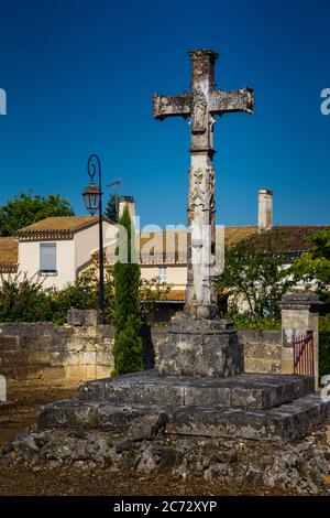 La croix hosanaire de l'église saint-jean au lever du soleil Côté - à Lalande de Pomerol - Sud-Ouest de la France Banque D'Images