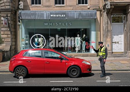 Voiture photographiée par un garde-trafic après avoir été réservée à l'extérieur du magasin de sifflets de George Street, Edimbourg, Ecosse, Royaume-Uni. Banque D'Images