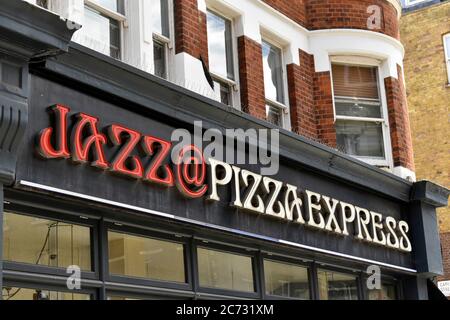 Le logo Jazz@ Pizza Express est visible dans l'une de leurs succursales.le Pizza Express Jazz Club est un lieu de musique londonien primé au cœur de Soho. Depuis 1976, le club a présenté des milliers de musiciens de classe mondiale. Banque D'Images