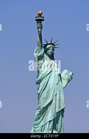 Photo en longueur de la Statue de la liberté sur Liberty Island, Manhattan, New York, sur fond bleu ciel. Banque D'Images