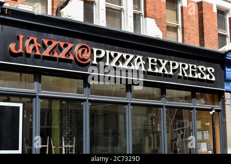 Londres, Royaume-Uni. 13 juillet 2020. Le logo Jazz@ Pizza Express est visible dans l'une de leurs succursales.le Pizza Express Jazz Club est un lieu de musique londonien primé au cœur de Soho. Depuis 1976, le club a présenté des milliers de musiciens de classe mondiale. Crédit : Dave Rushen/SOPA Images/ZUMA Wire/Alay Live News Banque D'Images