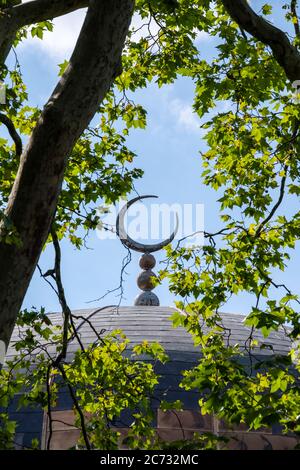 Gros plan sur le croissant, le dôme et le minaret de la Mosquée centrale de Londres, qui fait partie du centre culturel islamique, situé à côté de Regent's Park, Londres Banque D'Images