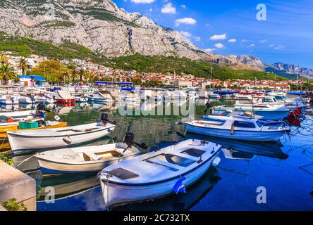 Croatie vacances d'été - célèbre côte Adriatique - la riviera de Makarska en Dalmatie. Bateau de pêche de charme. Banque D'Images