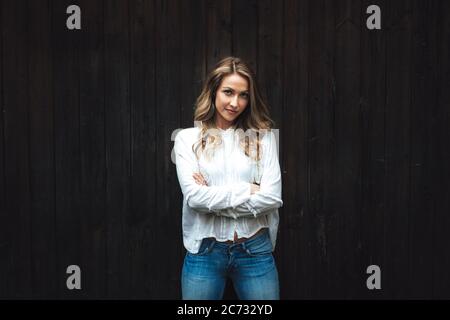 portrait de femme confiante sur fond en bois Banque D'Images