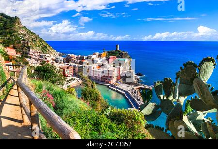 Voyage en Italie et sites touristiques - magnifique village de pêcheurs traditionnel Vernazza sur la côte de Ligurie.célèbre 'Cinque terre' Banque D'Images