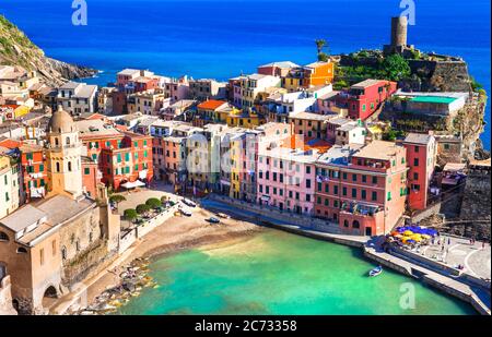 Italie Voyage et monuments - magnifique village de pêche traditionnel Vernazza sur la côte de Ligurie. Célèbre parc national des Cinque terre Banque D'Images