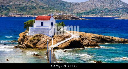 Grèce Voyage. Île de Leros à Dodécanèse - église d'Agios Isidoros. Petite chapelle dans la mer. Banque D'Images