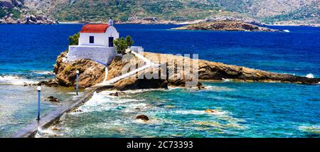 Grèce Voyage. Île de Leros à Dodécanèse - église d'Agios Isidoros. Petite chapelle dans la mer. Banque D'Images