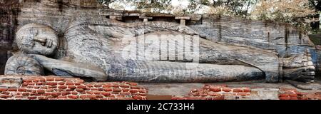 Voyage et monuments au Sri Lanka - ancienne ville de Polonnaruwa, site classé au patrimoine mondial de l'UNESCO. Statue de Bouddha sculptée dans le rocher Banque D'Images