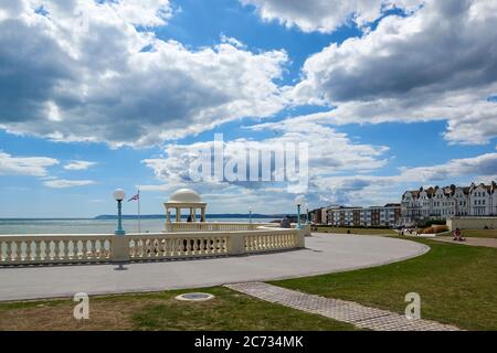 Le front de mer à Bexhill-on-Sea, East Sussex, Royaume-Uni, en direction de l'ouest vers Eastbourne et Beachy Head Banque D'Images