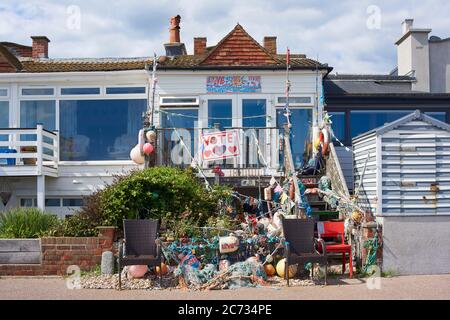 Décorations à l'extérieur d'un chalet en bord de plage sur le front de mer de Bexhill, sur la côte est du Sussex, dans le sud de l'Angleterre Banque D'Images