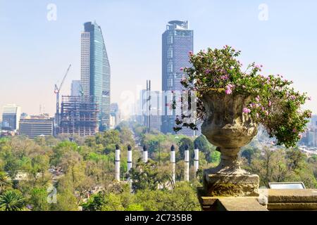 Vue sur le Paseo de la Reforma à Mexico depuis Château de Chapultepec Banque D'Images