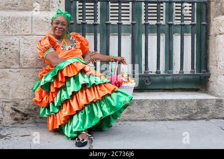 Femme noire portant une robe traditionnelle dans la vieille Havane Banque D'Images