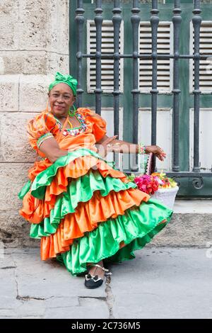 Femme noire portant une robe traditionnelle dans la vieille Havane Banque D'Images