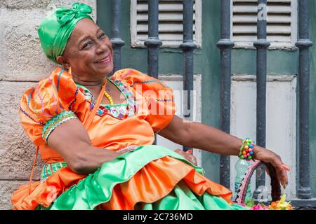 Femme noire portant une robe traditionnelle dans la vieille Havane Banque D'Images