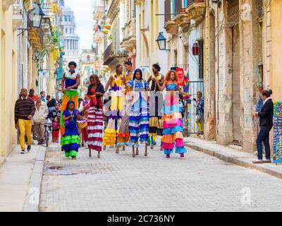 Groupe coloré de musiciens et de danseurs dans la vieille Havane Banque D'Images