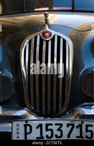 LA HAVANE, CUBA - VERS JANVIER 2020 : détail de l'ancienne voiture Jaguar classique à la Havane. Banque D'Images