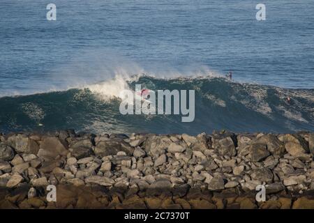 Surfer fait une énorme vague à la jetée de Wedge Newport Beach California le 4 juillet 2020 pendant le verrouillage du coronavirus . ÉTATS-UNIS Banque D'Images