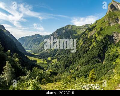 Fantastique randonnée panoramique depuis le Nebelhorn le long de l'Eck Laufbacher via Schneck, Hoplats et Oytal Banque D'Images