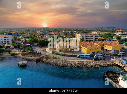 Port de Bonaire au coucher du soleil Banque D'Images