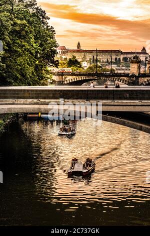 Pont Charles Au-Dessus De La Rivière Vltava Dans La Ville De Prague, République Tchèque Banque D'Images