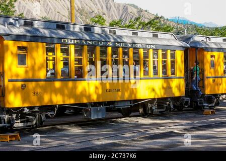 Durango, CO / USA – 13 août 2012 : un train de chemin de fer jaune pour le chemin de fer à voie étroite Durango et Silverton à Durango, Colorado. Banque D'Images