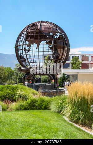 Colorado Springs, CO / USA – 4 août 2012 : une structure en bronze d'athlètes tenant un globe placé devant le T olympique des États-Unis Banque D'Images