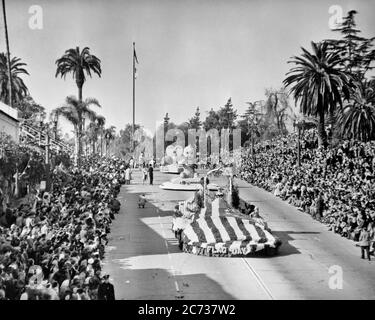 TOURNOI DES ROSES DES ANNÉES 1940 PARADE JOUR DE L'AN NOUVEAUX FLEURS DÉCORÉES FLOTTEURS PASSANT DEVANT DES FOULES DE PERSONNES DANS LES TRIBUNES PASADENA CA USA - ASP AP6468 ASP001 HARS PASADENA FLOTTEUR IMAGINATION ITINÉRAIRE PATRIOTIQUE ROUTE DE L'ANNÉE COLORADO BOULEVARD CRÉATIVITÉ PALMIERS ROSIER PARADE TOURNOI DE ROSES ANNUEL NOIR ET BLANC CHARS LOS ANGELES NOUVELLE ANNÉE DÉFILÉS À L'ANCIENNE Banque D'Images