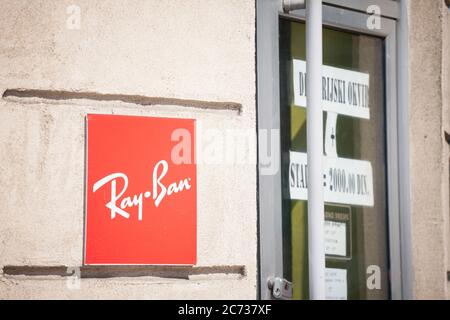 BELGRADE, SERBIE - 27 AVRIL 2020 : logo ray Ban sur leur principal détaillant à Belgrade. Ray Ban est une marque italienne de lunettes de soleil et de lunettes de vue spread WO Banque D'Images
