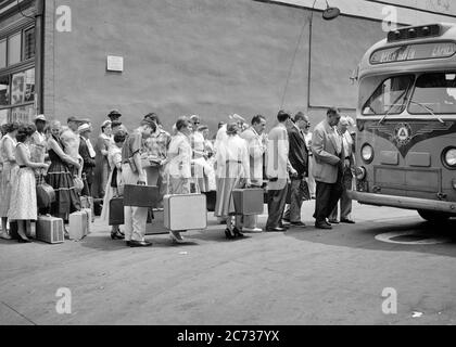 LES VACANCIERS DES ANNÉES 50 EMBARQUANT DANS LE NOUVEAU JERSEY TRANSIT BUS TERMINAL 13TH & FILBERT STREETS PHILADELPHIE PENNSYLVANIA USA - C504 HAR001 HARS FEMMES PERSONNES HOMMES ETATS-UNIS D'AMÉRIQUE TRANSPORT B&W AMÉRIQUE DU NORD TEMPS NORD-AMÉRICAIN TEMPS HORS-SAISON RÊVES AVENTURE RUES MOTOR VÉHICULE VOYAGE ESCAPADE EXCITATION EXTÉRIEUR PA LOISIRS OCCASION VACANCES NJ COMMONWEALTH CONNEXION CONCEPTUEL KEYSTONE ÉTAT ÉLÉGANT 13TH BEACH HAVEN BUS COOPÉRATION DESTINATION SAISON TERMINAL TOGETHERNESS TRANSIT VACANCES ET NOIR ET BLANC CAUCASIEN ETHNICITÉ DE L'AMOUR FRATERNEL HAR001 Banque D'Images