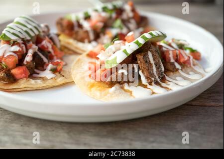 Délicieux tacos de bœuf mexicain sur l'assiette Banque D'Images