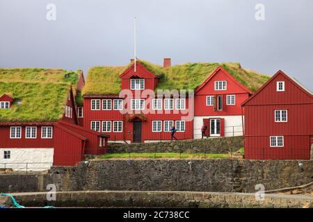 Ancienne maison en bois rouge avec toit en gazon dans la vieille ville de Torshavn (Tinganes).Torshavn.Streymoy.Iles Féroé.territoire du Danemark Banque D'Images