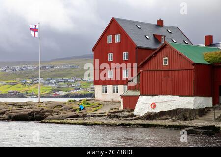 Vieux bâtiments en bois rouge avec toit en carton ondulé et toit en gazon dans la vieille ville (Tinganes) de Torshavn.Streymoy.Faroe Islands.territoire du Danemark Banque D'Images