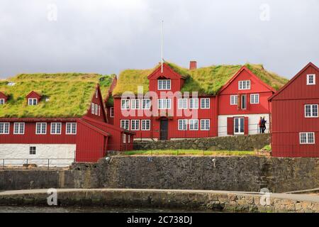 Ancienne maison en bois rouge avec toit en gazon dans la vieille ville de Torshavn (Tinganes).Torshavn.Streymoy.Iles Féroé.territoire du Danemark Banque D'Images