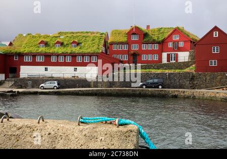 Ancienne maison en bois rouge avec toit en gazon dans la vieille ville de Torshavn (Tinganes).Torshavn.Streymoy.Iles Féroé.territoire du Danemark Banque D'Images