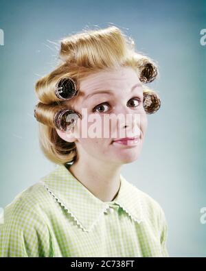 1960 GOOD MORNING PORTRAIT FEMME BLONDE AVEC LES CHEVEUX DANS LES ROULEAUX DRÔLE EXPRESSION FACIALE YEUX LARGES REGARDER AVEC ATTENTION L'APPAREIL PHOTO - KG2655 HAR001 HARS COPIE ESPACE FEMMES PERSONNES EXPRESSIONS MATIN ROULEAUX LARGES OEIL CONTACT RÊVES HUMORISTIQUE TÊTE ET ÉPAULES COIFFURE COMIQUE DANS L'AUTORITÉ COMÉDIE CONCEPTUELLE GOOFY MI-ADULTE FEMME MI-ADULTE WISTFUL RACE BLANCHE HAR001 PERPLEXE ANCIEN Banque D'Images