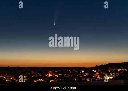 Neckarbischofsheim, Allemagne - 12 juillet 2020: Comet C/2020 F3 (Neowise) au-dessus de la ville, environ 1 heure avant le lever du soleil Banque D'Images