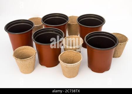 Un studio photo de pots de plantes en plastique rouge et pots de plantes en fibre biodégradable Banque D'Images