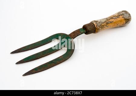 Un studio photo d'une ancienne fourche de jardin à poignée en bois Banque D'Images