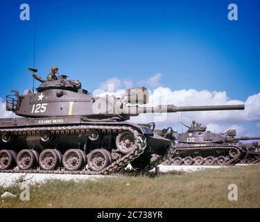 ANNÉES 1950 ANNÉES 1960 1970 VIETNAM ERA L'ARMÉE AMÉRICAINE BLINDÉ 90MM CANON M48A3 PRINCIPAL CHAR DE BATAILLE APPELÉ A PATTON APRÈS LE GÉNÉRAL GEORGE S PATTON - KM1986 HAR001 HARS S TÊTE ET ÉPAULES FORCE PUISSANTE UNE AUTORITÉ UNIFORME LA COOPÉRATION DE L'ARMÉE AMÉRICAINE PATTON BLINDÉ ERA HAR001 VIEUX MODE Banque D'Images