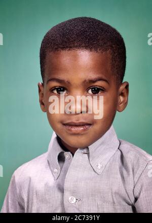 PORTRAIT DES ANNÉES 1960 BEAU GARÇON AFRO-AMÉRICAIN BLEU À YEUX BRILLANTS AVEC BOUTON-BAS REGARDANT DIRECTEMENT L'APPAREIL-PHOTO SOURIRE - KN510 HAR001 HARS CONFIANCE EXPRESSIONS VISION RÊVES BONHEUR BIEN-ÊTRE TÊTE ET ÉPAULES FORCE AFRO-AMÉRICAINS AFRICAN-AMÉRICAIN ESPOIR PUISSANT NOIR ETHNICITÉ BELLE OCCASION ORGUEIL ANTICIPATION DIRECTEMENT CONNEXION CONCEPTUELLE ÉLÉGANT PROMESSE DE CROISSANCE JEUNES HAR001 AFRO-AMÉRICAINS À L'ANCIENNE Banque D'Images