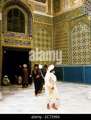 LES HOMMES MUSULMANS DES ANNÉES 1970 À L'ENTRÉE DE LA MOSQUÉE BLEUE ÉGALEMENT CONNU COMME LE SANCTUAIRE DE HAZRAT ALI À MASAR-I-SHARIF NORD DE L'AFGHANISTAN - KR15136 LAN001 HARS PUISSANTES STRUCTURES IMMOBILIÈRES COMPLEXE EDIFICE FOI DÉCORATIVE FIDÈLE ISLAM CROYANCE ISLAMIQUE VIEUX MODÉ MUSULMAN Banque D'Images