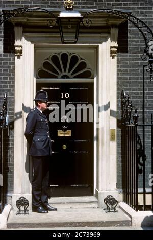 ANNÉES 1970 ANONYME EN UNIFORME BOBBIE POLICE MÉTROPOLITAINE GARANTE DE LA MAISON DU PREMIER MINISTRE 10 DOWNING STREET LONDRES ANGLETERRE - KR31233 SPE001 HARS COMPÉTENCES PROFESSIONNELLES PROTECTION FORCE CÉLÈBRE FIERTÉ TOURISTIQUE ATTRACTION AUTORITÉ PROFESSIONS POLITIQUE CONCEPT CONCEPTUEL 10 RÉSIDENCE ÉLÉGANT EN UNIFORME ANONYME CONCEPTS SYMBOLIQUES HOMME MOYEN-ADULTE SURNOM EN SERVICE CAUCASIENS ETHNIE EMBLÉMATIQUE GARDE REPRÉSENTATION À L'ANCIENNE DU PREMIER MINISTRE TOURISME Banque D'Images