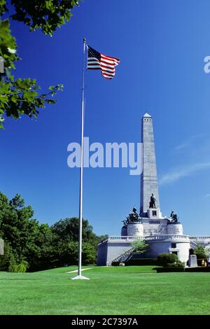 DRAPEAU AMÉRICAIN DES ANNÉES 1980 À CÔTÉ DU TOMBEAU LINCOLN GRANIT OBÉLISQUE ET SCULPTURE DE BRONZE MEMORIAL SPRINGFIELD IL USA - KR40285 LGA001 HARS LA POLITIQUE 1874 CONCEPT MAUSOLÉE SPRINGFIELD ÉTOILES ET RAYURES SCULPTEUR CONCEPTS SYMBOLIQUES FINAL ILLINOIS HISTORIQUE NATIONAL ROUGE BLANC ET BLEU TOMBEAU 16TH ABRAHAM LINCOLN CIMETIÈRE DE BRONZE EDWARD GRANITE GUTZON BORGLUM IL LINCOLN REGISTRE NATIONAL DES LIEUX HISTORIQUES OBÉLISQUE REPRÉSENTATION À L'ANCIENNE WILLIAM Banque D'Images