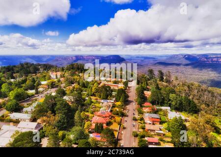 Rues et maisons dans la ville régionale de Katoomba des montagnes bleues australiennes - vue aérienne en hauteur vers le point d'observation d'Echo. Banque D'Images