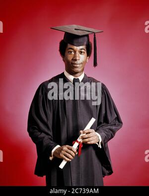 ANNÉES 1970 SÉRIEUX FIER AFRICAIN-AMÉRICAIN DIPLÔMÉ TITULAIRE D'UN DIPLÔME PORTANT UNE ROBE DE GRADUATION MORTARBOARD SOURIRE REGARDANT LA CAMÉRA - KS13064 HAR001 HAR001 PEIGNOIR ARS PHOTOCOPIER ESPACE DEMI-LONGUEUR PERSONNES INSPIRATION HOMMES DIPLÔMÉS CONFIANCE EXPRESSIONS CONTACT VISUEL OBJECTIFS LIBERTÉ RÊVES BONHEUR UNIVERSITÉS AFRO-AMÉRICAINS AFRO-AMÉRICAINS ET LEADERSHIP ACCOMPLISSEMENT NOIR ETHNICITÉ FIERTÉ DES UNIVERSITÉS MORTARBOARD JEUNE HOMME ADULTE CASQUETTE ET ROBE HAR001 AFRO-AMÉRICAINS À L'ANCIENNE Banque D'Images