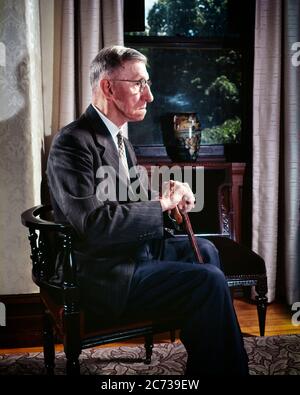 PORTRAIT DES ANNÉES 1960 SINGULIER STERN DOUR ANCIEN HOMME AVEC CANNE CURMUDGEON ASSIS DANS LA CHAISE À LA MAISON DE RETRAITE - KS4487 HAR001 HARS VIEILLESSE OLDSTERS OLDSTER VIEILLISSEMENT STERN ANCIENS CURMUDGEON GROUCH HOMME ÂGÉ GRUMP DONNANT L'ETHNICITÉ CAUCASIENNE DOUR HAR001 RIGIDE DÉMODÉE ANCIENNE Banque D'Images