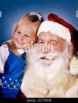 PORTRAIT DES ANNÉES 1960 DU PÈRE NOËL ET PETITE FILLE BLONDE AUX YEUX BLEUS SOURIANT - KX5440 HAR001 HARS INTÉRIEUR NOSTALGIQUE PAIRE DE SYMBOLES XMAS COULEUR VIEUX TEMPS CHIFFRES NOSTALGIE VIEILLE MODE BARBE 1 JEUNE COMMUNICATION FACIALE PAIX MYSTÈRE VIE SATISFACTION CÉLÉBRATION FEMMES EMPLOIS STUDIO PORTRAITS PORTRAIT CLAUS SAINTETÉ MAISON COPIE ESPACE AMITIÉ ICÔNE INSPIRATION SAGE CARACTÈRE BIENVEILLANT HOMMES HOMME SENIOR SAINT ICÔNES CHEVEUX RÊVES OCCUPATION BONHEUR VISAGE CHEVEUX TÊTE ET ÉPAULES SERVICE CLIENT SAGESSE JOYEUX SYMBOLISME CHUCHOTER EXCITATION LEADERSHIP OCCASION SPÉCIALE PÈRE NOËL Banque D'Images