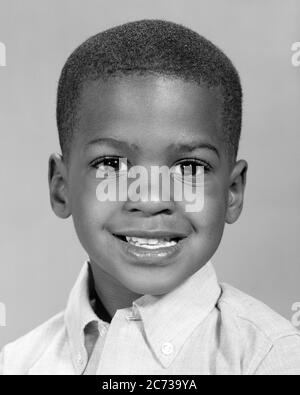 PORTRAIT DES ANNÉES 1960 SOURIRE GARÇON AFRO-AMÉRICAIN REGARDANT L'APPAREIL PHOTO - N2085 HAR001 HARS JOYEUSE COOPÉRATION SINCÈRE CROISSANCE JUVÉNILES NOIR ET BLANC NID D'OREILLE HAR001 AFRO-AMÉRICAINS À L'ANCIENNE Banque D'Images