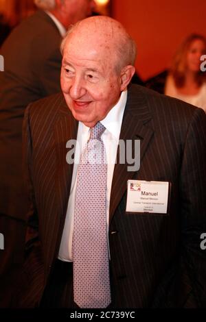 Detroit, MICHIGAN, États-Unis. 13 octobre 2009. Manuel 'MATTY' MOROUN, homme d'affaires milliardaire de Detroit, lors de la réunion du Club économique de Detroit à la Masonic à Detroit, au Michigan, le mardi 13 octobre 2009. MOROUN est décédé le dimanche 12 juillet 2020 à l'âge de 93 ans et était propriétaire de la compagnie internationale de transport routier et de logistique Central transport International et du pont Ambassador qui relie Detroit à Windsor, Canada. Crédit : Jeff Kowalsky/ZUMA Wire/Alay Live News Banque D'Images